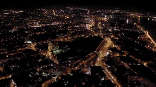 Astracán, Rusia. Campanario del Kremlin Astracán. El Kremlin de Astracán es una fortaleza de piedra blanca construida en el siglo XVI. Buenas noches. 4K — Vídeo de stock