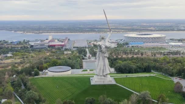 ロシアのヴォルゴグラード。彫刻の夕景祖国の呼び出し!ヴォルゴグラードのママエフ・クルガンについてです。曇った天気。4K — ストック動画