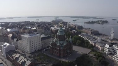 Helsinki, Finlandiya. Şehir merkezinin hava manzarası. Varsayım Katedrali. 4K