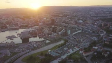 Oslo, Norveç. Oslo Opera Binası. Opera Oslo. Kasabayı gören bir manzara. Gün batımı. 4K