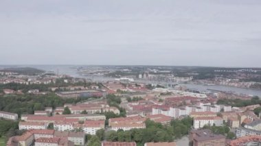 Göteborg, İsveç. Alvsborg Köprüsü. (Elvsborgsbrunn) Şehrin merkezindeki panorama. Hava bulutlu. 4K