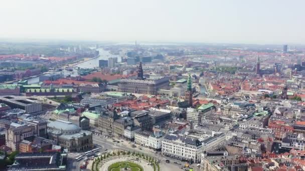 ドリーズームだ。デンマークのコペンハーゲン。ニューロイヤルスクエア、クリスチャンボーグロイヤルパレス — ストック動画