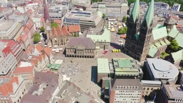Bremen, Alemanha. Bremen Market Square (Bremer Marktplatz), Catedral de Bremen (St. Petri Dom Bremen). Vista em voo. 4K — Vídeo de Stock
