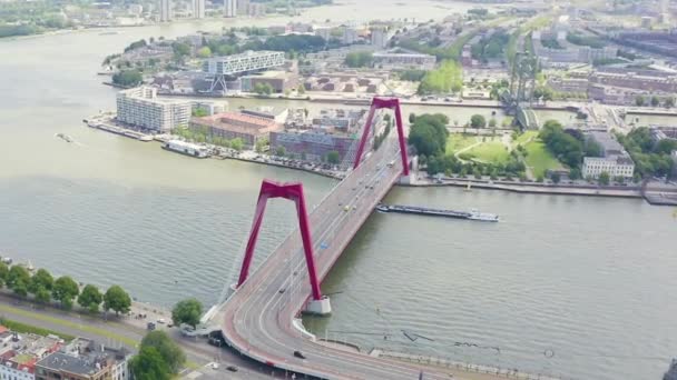 ドリーズームだ。オランダのロッテルダム。ニウエ・マース川にかかるウィリアムズバーグ吊り橋 — ストック動画