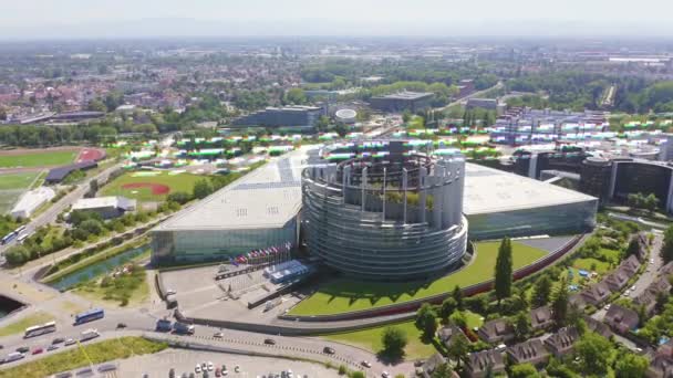 Strasbourg, Fransa. Binaların kompleksi Avrupa Parlamentosu, Avrupa İnsan Hakları Mahkemesi ve Avrupa Sarayı 'dır. 4K — Stok video