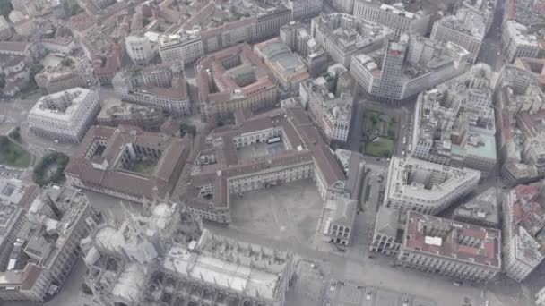 Mediolan, Włochy. Dachy miasta widok z lotu ptaka. Chmurna pogoda. 4K — Wideo stockowe