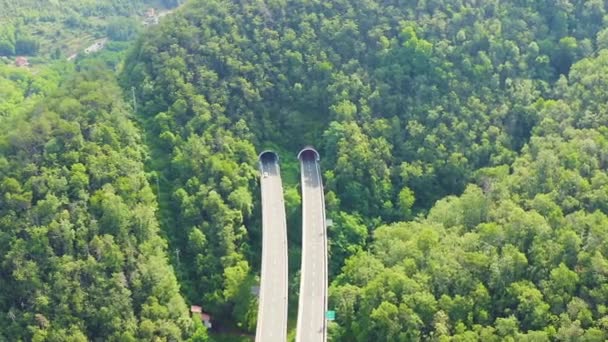 Zoom sur Dolly. Italie, Province de La Spezia, A12. Route européenne E80 (autoroute transeuropéenne ou TEM). Section de montagne avec ponts et tunnels — Video