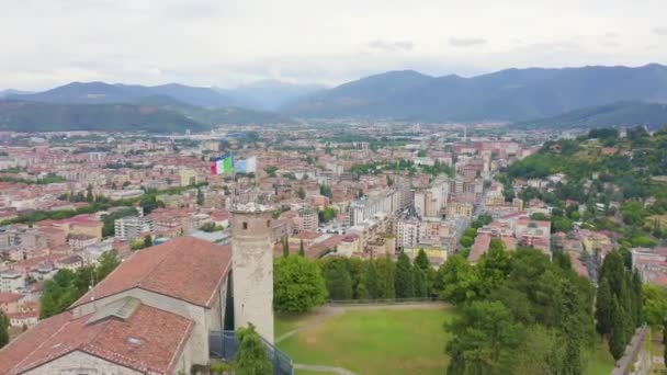 Brescia, Italia. Castello di Brescia. Vuelo sobre la ciudad en tiempo nublado. 4K — Vídeos de Stock