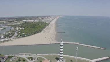 İtalya, Jesolo. Lido di Jesolo ya da Jesolo Lido, Venedik 'in Jesolo şehrinin plaj bölgesi. 4K