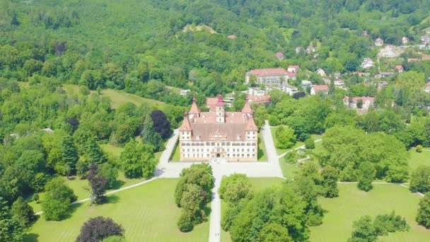 Ντόλι ζουμ. Γκρατς, Αυστρία. Eggenberg Palace (Schloss Eggenberg) - η μεγαλύτερη αριστοκρατική κατοικία στη Στυρία χαρακτηρίζεται ως Μνημείο Παγκόσμιας Κληρονομιάς. Η κατασκευή ολοκληρώθηκε το 1646 — Αρχείο Βίντεο