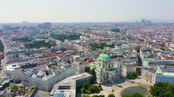 Wiedeń, Austria. Karlskirche to kościół katolicki położony w południowej części Karlsplatz w Wiedniu. 4K — Wideo stockowe