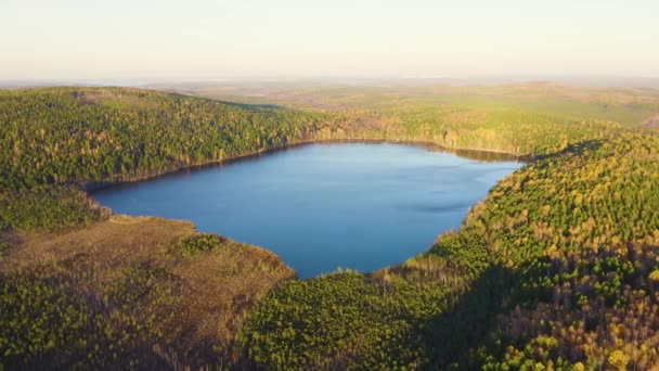 Yekaterinburg, Ρωσία. Λίμνη Peschanoye (Sandy) είναι ορθογώνιο σχήμα που περιβάλλεται από δάσος το φθινόπωρο. Ώρα ηλιοβασιλέματος. 4K — Αρχείο Βίντεο