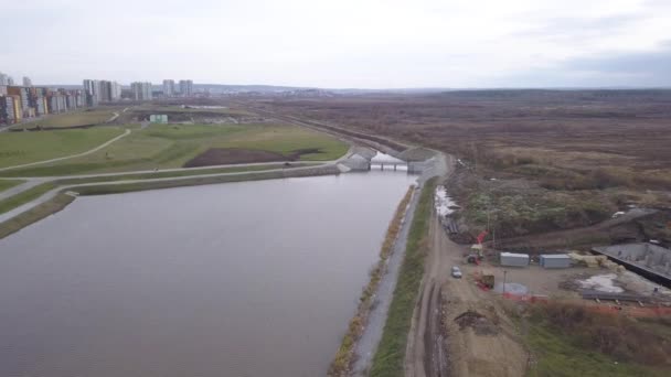 Ekaterinburg, Rusya. Yeni bir parkta barajı olan bir gölet. Yeni İnşaat Alanı - Akademicheskiy (Akademik). 4K — Stok video