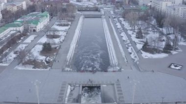 Ekaterinburg, Rusya. Şehir merkezi. Iset Nehri, yürüyüş alanı. Baharın başında. Gün batımı zamanı. 4K