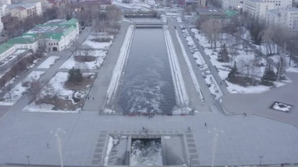 Ekaterinburg，俄罗斯。市中心。Iset River步行区早春日落时间。4K — 图库视频影像