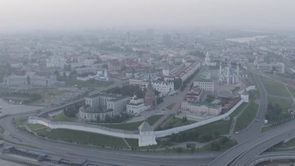 Kazan, Russie. Vue aérienne du Kremlin de Kazan tôt le matin. Barrage de la rivière Kazanka. 4K — Video