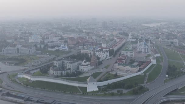 Kazan, Ryssland. Flygfoto över Kazan Kreml tidigt på morgonen. Kazankaflodens vall. 4K — Stockvideo