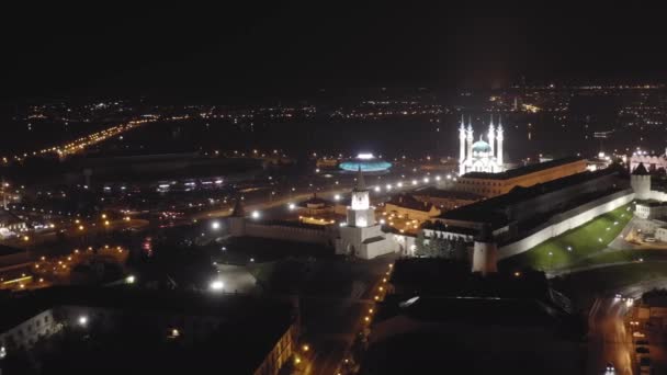 Kazan, Ryssland. Flygfoto över Kazan Kreml. Spasskaja-tornet. Nattetid. 4K — Stockvideo