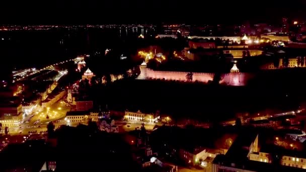 Nizhny Novgorod, Rusia. Pandangan udara dari dinding Kremlin Nizhny Novgorod. Waktunya malam. 4K — Stok Video