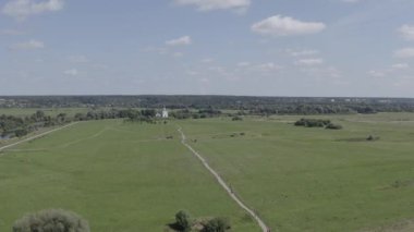 Rusya, Bogolyubovo. Kilisenin Nerl 'deki şefaat görüşü. Ortodoks kilisesi ve ortaçağ Rusya 'sının sembolü. 4K