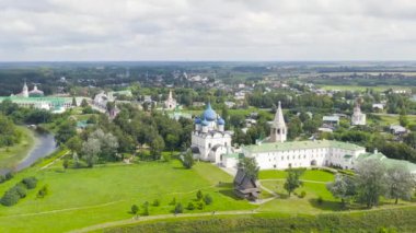 Suzdal, Rusya. Uçuş. Suzdal-Ortodoks Kilisesi 'nin Suzdal Kremlin topraklarındaki İsa' nın Doğuşu Katedrali. 4K