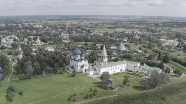 Suzdal, Rusya. Uçuş. Suzdal-Ortodoks Kilisesi 'nin Suzdal Kremlin topraklarındaki İsa' nın Doğuşu Katedrali. 4K