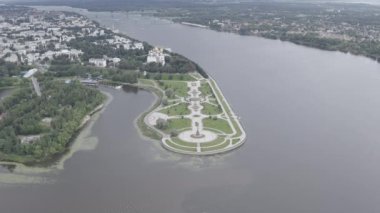 Yaroslavl, Rusya. Strelka (Spit), Kotorosl Volga Nehri 'ne akar ve efsaneye göre Bilge Prens Yaroslav Yaroslavl şehrini kurar. 4K