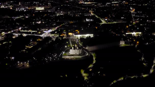 Rusya, Vladimir. Gece şehri havadan. Vladimir 'deki Dormition Katedrali (Assumption Cathedral) Rus Ortodoks Kilisesi Vladimir Metropolitan Katedrali. 4K — Stok video