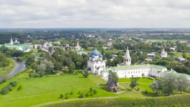 Suzdal, Rusia. Vuelo. The Cathedral of the Nativity of the Theotokos in Suzdal - Orthodox church on the territory of the Suzdal Kremlin (en inglés). 4K — Vídeo de stock