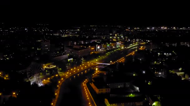 Ivanovo, Rusia. Vuelo nocturno sobre el centro de la ciudad de Ivanovo, terraplén del río Uvod. 4K — Vídeo de stock