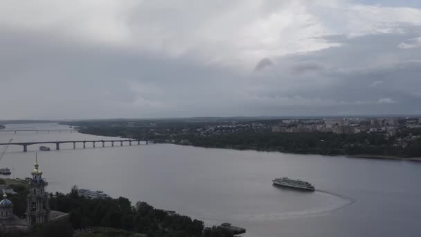 Kostroma, Rusko. Let nad historickým centrem města Kostroma. Výletní loď pluje po řece Volze, Rainbow. 4K — Stock video