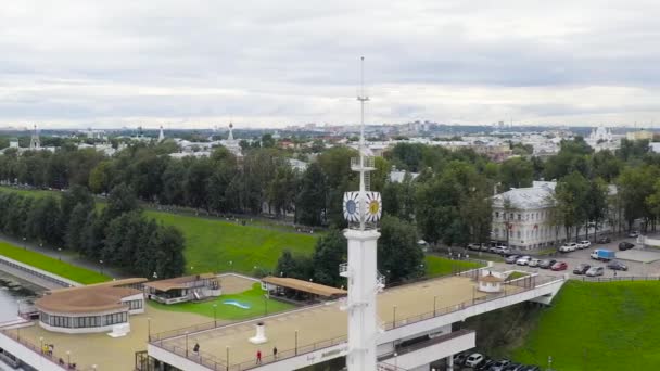 Russia, Jaroslavl. argine del fiume Volga, torre Volzhskaya. 4K — Video Stock