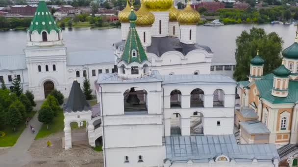 Rusia, Kostroma. Campanario. Santísima Trinidad Monasterio Ipatievsky en Kostroma. 4K — Vídeos de Stock