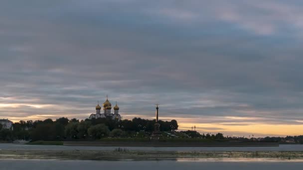 Yaroslavl, Rússia. Estaciona nas flechas. O lugar onde o rio Kotorosl flui para o rio Volga. A transição do anoitecer para a noite — Vídeo de Stock