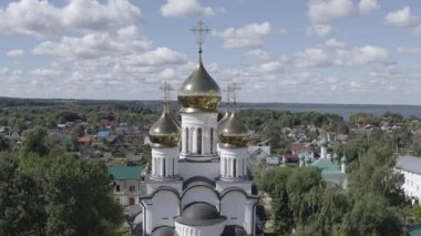 Pereslavl-Zalessky, Rusya. Aziz Nicholas Pereslavsky Manastırı. Bulutlu bir yaz. 4K