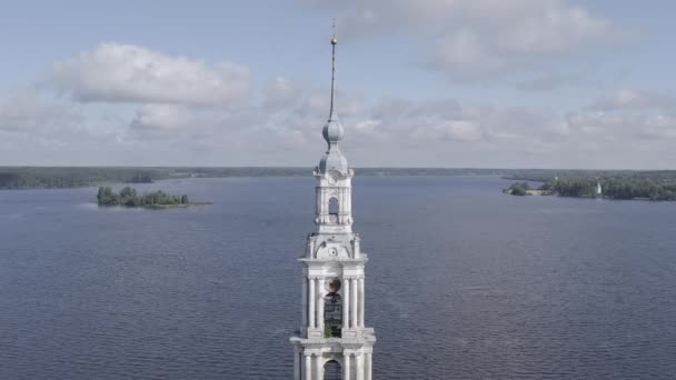 Kaljasin, Russland. Kaljasin Glockenturm. Glockenturm der Nikolaikathedrale (bekannt als überfluteter Glockenturm). 4K — Stockvideo