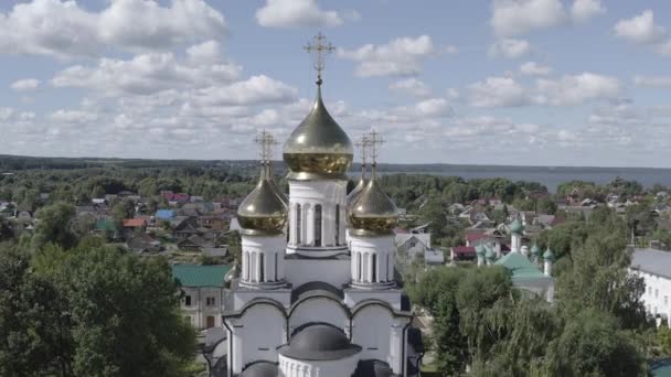 Pereslavl-Zalessky, Russia. Monastero di San Nicola Pereslavskij. Tempo nuvoloso, estate. 4K — Video Stock