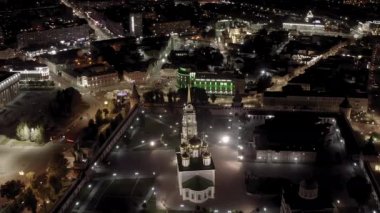 Tula, Rusya. Geceleri şehrin havadan görünüşü. Tula Kremlin, Kutsal Varsayım Katedrali. 4K
