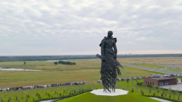 Rzev, Rusko. Rzevův pomník sovětskému vojákovi je věnován památce sovětských vojáků, kteří zemřeli v bitvách u Rzova v letech 1942-1943. 4K — Stock video