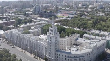 Voronezh, Rusya. Şehir merkezinde kulesi ve saati olan bir ofis binası. 4K