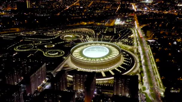 Krasnodar, Russland. Krasnodar - Fußballstadion des gleichnamigen Klubs in der Stadt Krasnodar. Öffentlicher Park Krasnodar (Galitsky Park). Nachts. 4K — Stockvideo