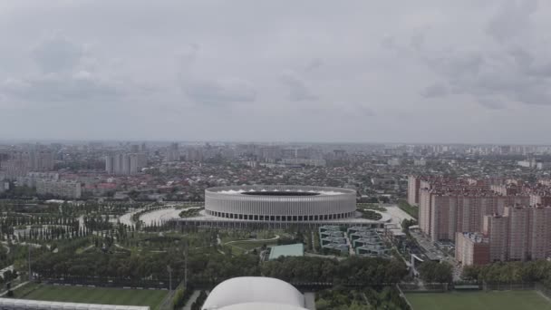 Krasnodar, Rússia. Krasnodar - estádio de futebol do clube homônimo na cidade de Krasnodar. Parque Público Krasnodar (Parque Galitsky). Vista aérea de verão. 4K — Vídeo de Stock