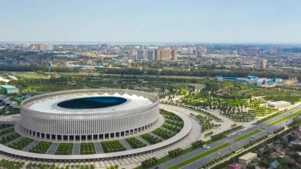 Krasnodar, Rússia. O Estádio Krasnodar é um estádio de futebol localizado no parque Krasnodar. As nuvens. 4K — Vídeo de Stock