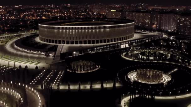 Krasnodar, Rusya, Krasnodar - Krasnodar şehrindeki isimsiz kulübün futbol stadyumu. Halk Parkı Krasnodar (Galitsky Parkı). Gece yarısı parkın üzerinde uçmak. 4K — Stok video