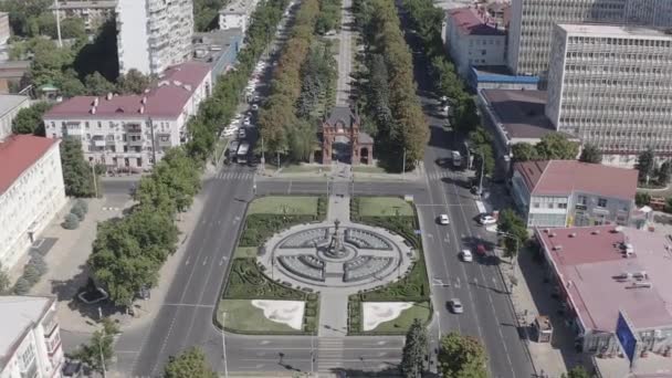 Krasnodar, Rusya, Alexandrovsky Bulvarı Parkı. Kutsal Büyük Şehit Catherine 'in fıskiyeli anıtı. Hava görüntüsü. 4K — Stok video