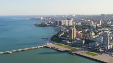 Novorossiysk, Rusya. Şehrin manzarası ve setin seti. Karadeniz 'deki Tsemesskaya Körfezi. 4K
