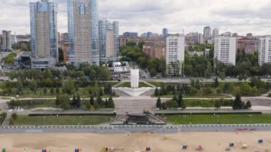 Samara, Rusya. Stella Rook. Volga Nehri 'nin kıyısında yer alıyor. 4K