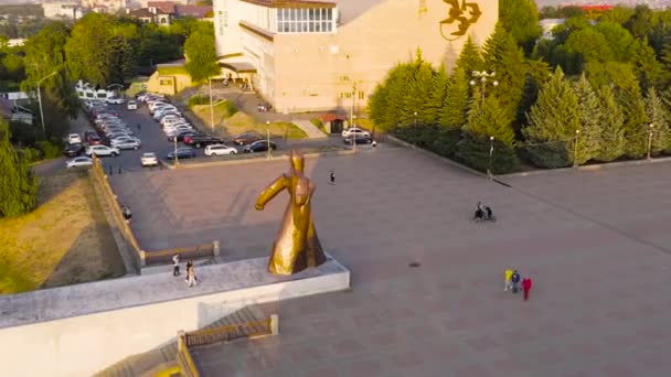Stavropol, Russie. Monument au soldat de la Garde rouge. Soldat Square. Coucher de soleil. 4K — Video