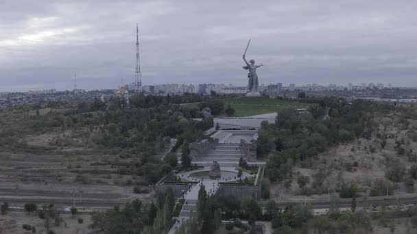 俄罗斯伏尔加格勒夜景雕塑"祖国号"的召唤!在伏尔加格勒的Mamaev Kurgan多云的天气。4K — 图库视频影像
