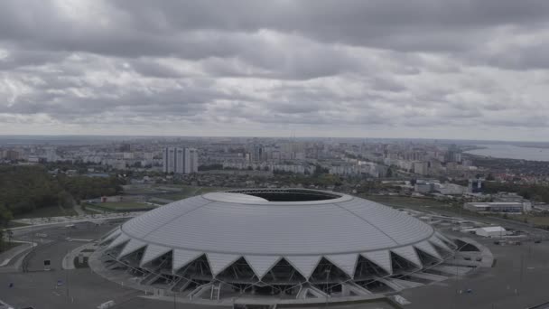 Samara, Rusko. Stadion Samara Arena. Podzimní mraky. 4K — Stock video